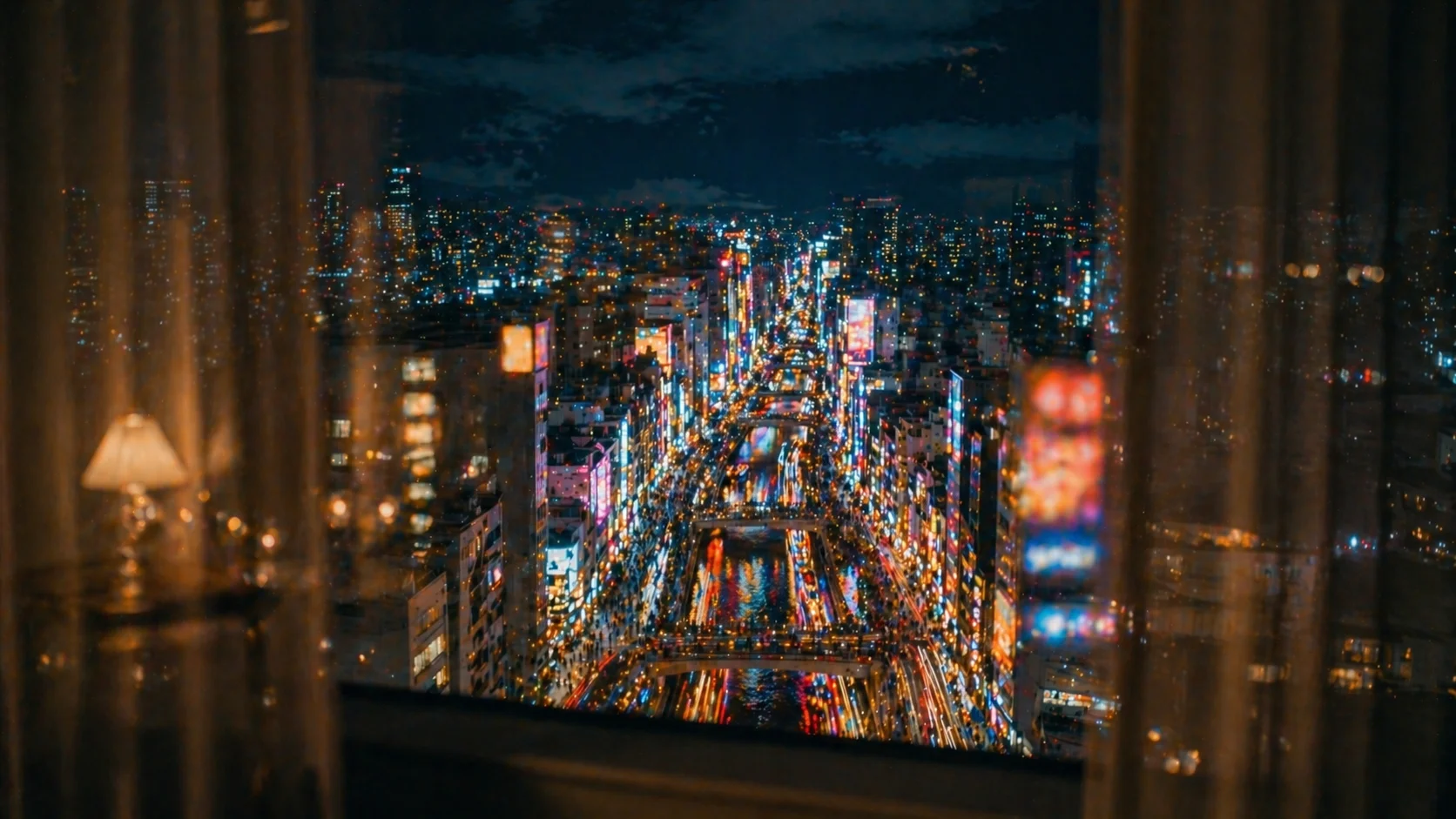 高層ホテルから見下ろすなんばの夜景、運河と煌めくネオン